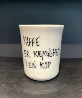 Galleri Værnhøj - Keramik Krus Lille - Kaffe Er Kærlighed I En Kop