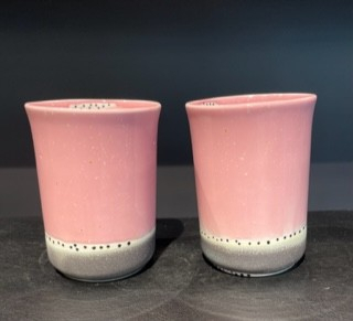 Galleri Værnhøj - Keramik Krus Stor - Lyserød med prikker og lidt grå