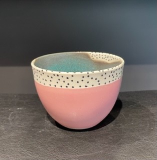 Galleri Værnhøj - Keramik Skål Lille - lyserød med prikker og grøn indvendigt