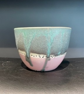 Galleri Værnhøj - Keramik Skål Lille - lyserød med prikker og grøn