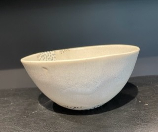 Billede af Galleri Værnhøj - Keramik Skål Stor - Beige Med Prikker