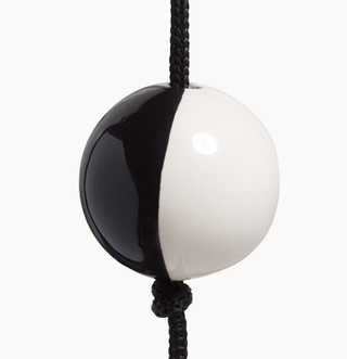 Se Nordic By Hand - Snoren - Moon - Ceramic Ball Dia: 35 Mm Black hos KræZen.dk