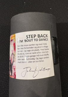 Julie Bidstrup Plakater - Step Back - I&acute;M Bout To Dance 50 x 70 cm.